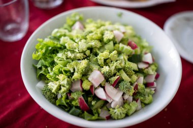 Lezzetli yeşil sağlıklı salata hazırlıyorum.