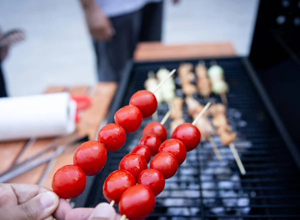 Preparazione di deliziosi barbecue con diverse carni e verdure — Foto Stock