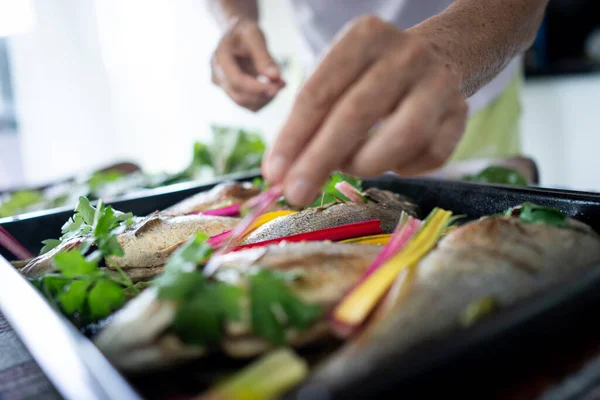 Tillagning av läcker fisk med grönsaker — Stockfoto
