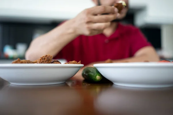 집 식탁에서 맛있는 팔라 펠을 준비하는 모습 — 스톡 사진