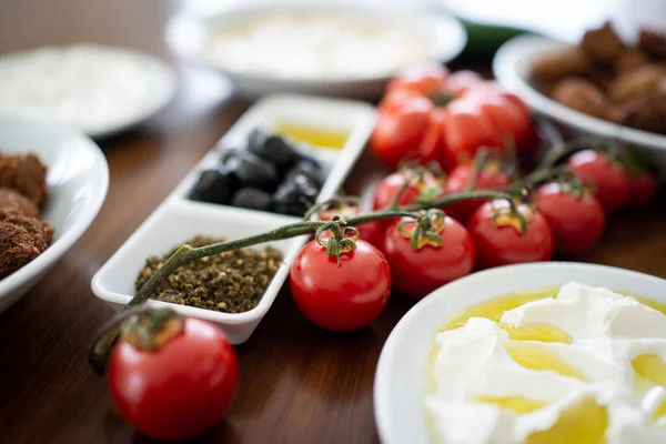 Příprava lahodné falafel doma na stole — Stock fotografie