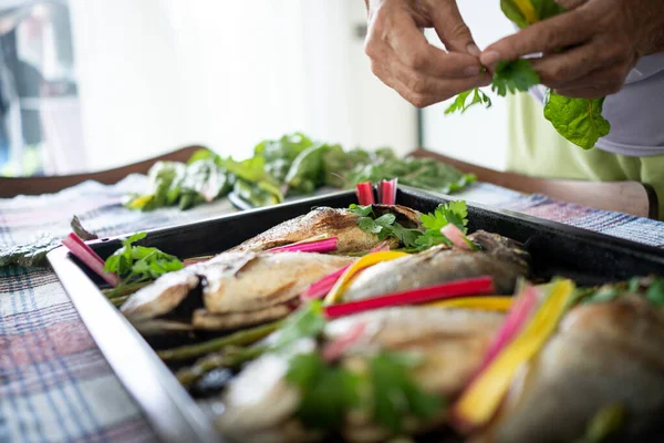 Przygotowanie pysznych ryb z warzywami — Zdjęcie stockowe