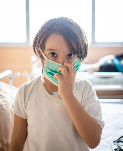 Kleine schattige jongen in het ziekenhuis in bed — Stockfoto