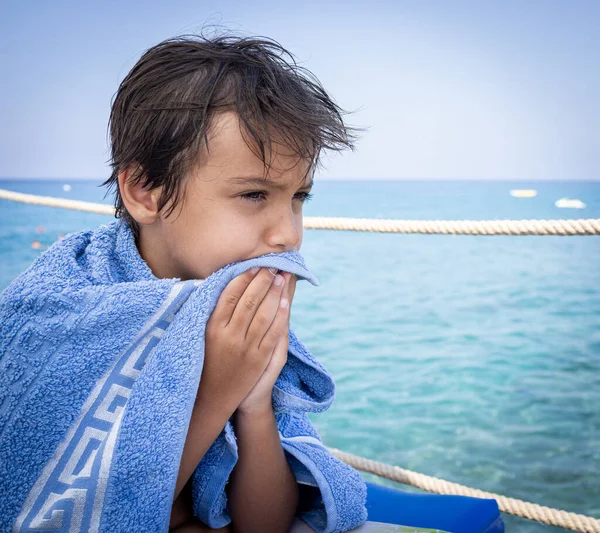 바다 부두의 작고 귀여운 소년 여름을 즐기며 — 스톡 사진