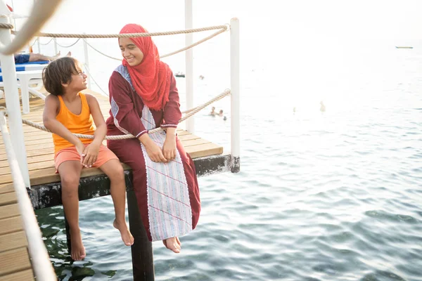 Feliz joven amigos disfrutando en el muelle en el mar —  Fotos de Stock