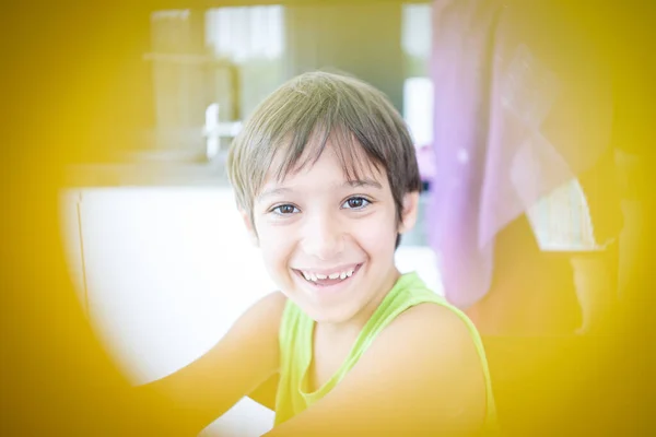 Αγόρι χαμογελά κοιτάζοντας σε κάμερα closeup — Φωτογραφία Αρχείου