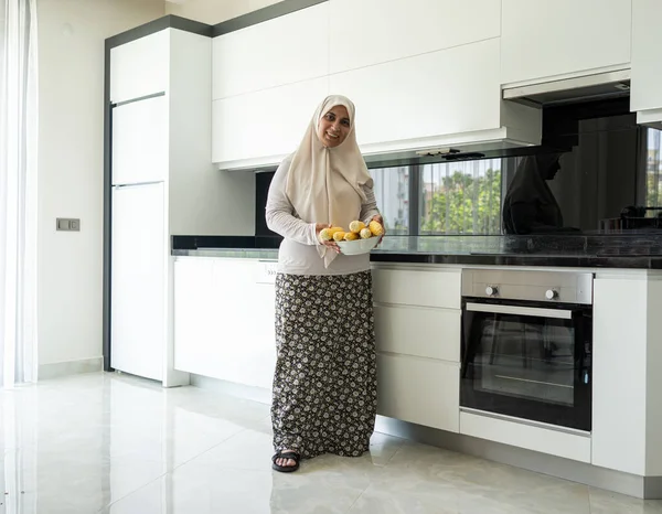 Muslimische Frau steht in neuer Küche — Stockfoto