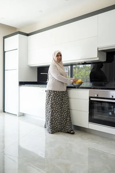 Muzułmanka stojąca w nowej kuchni — Zdjęcie stockowe