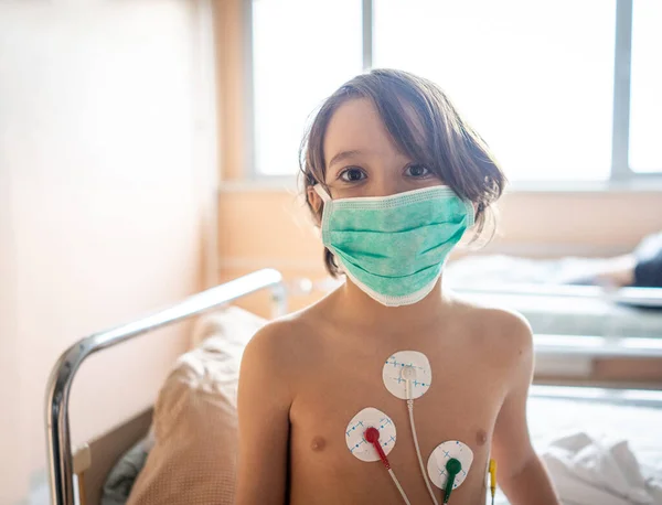 Menino bonito no hospital na cama — Fotografia de Stock