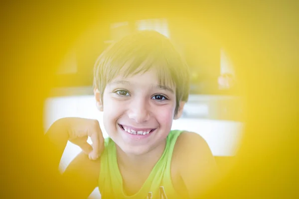 Garoto sorrindo olhando para o close-up da câmera — Fotografia de Stock