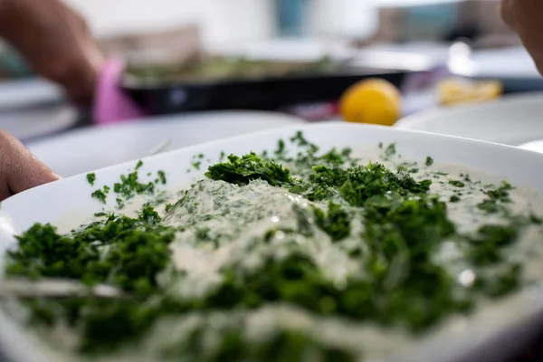 Leckeres Essen zu Hause auf dem Tisch zubereiten — Stockfoto