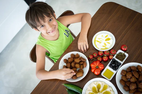 Förbereda läckra falafel hemma på bordet — Stockfoto