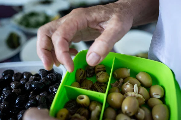 Finom ételek elkészítése olívabogyóval díszítésre — Stock Fotó