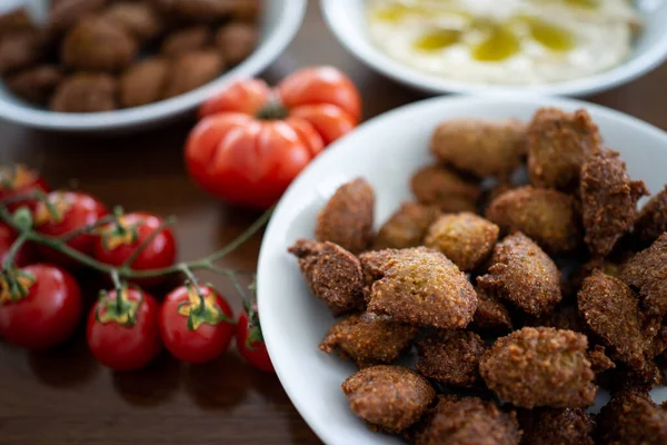 Preparando delicioso falafel en casa en la mesa — Foto de Stock