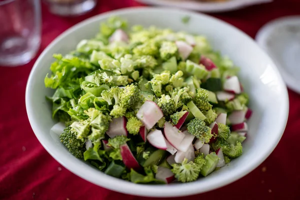 Heerlijke groene gezonde salade bereiden — Stockfoto