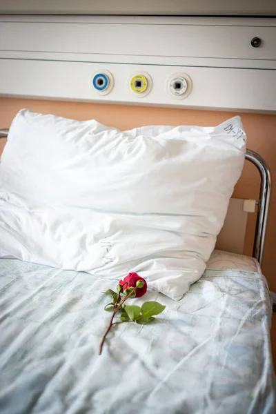 Kleiner süßer Junge im Krankenhaus am Bett — Stockfoto