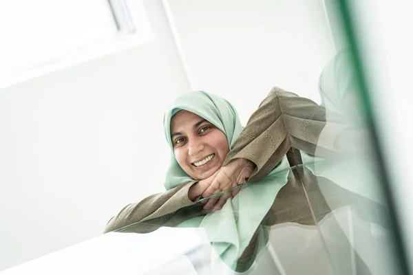 Baixo ângulo de uma mulher árabe muçulmana — Fotografia de Stock