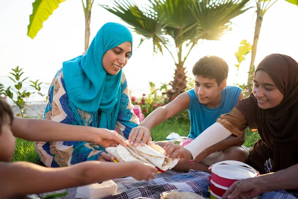 Glückliche Familie genießt Picknick am Strand — Stockfoto