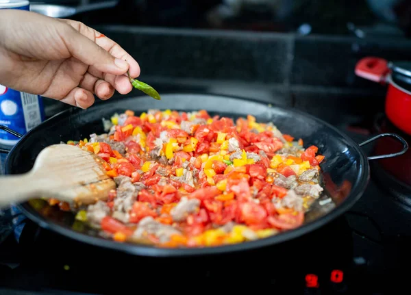 Preparação de deliciosos alimentos com carne e legumes — Fotografia de Stock