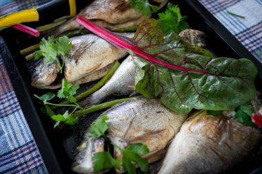 Sebzeli lezzetli balık hazırlıyorum.