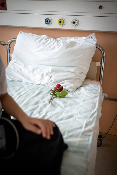 Kleine schattige jongen in het ziekenhuis in bed — Stockfoto