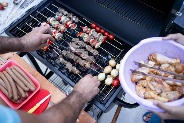 Heerlijke barbecue bereiden met verschillende soorten vlees en groenten — Stockfoto