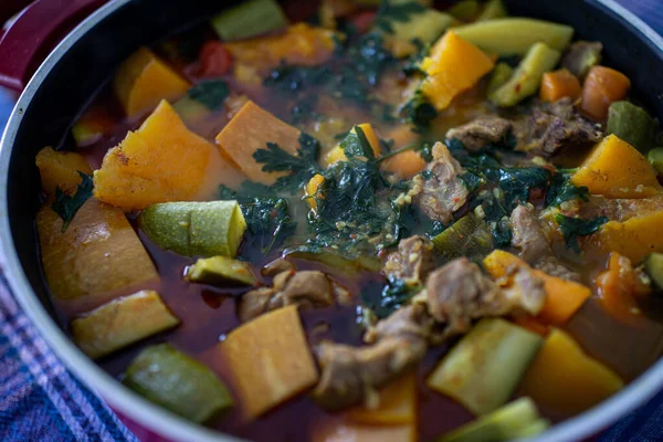 Приготування смачної їжі з м'яса та овочів — стокове фото