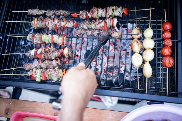 Příprava lahodného grilu s různým masem a zeleninou — Stock fotografie