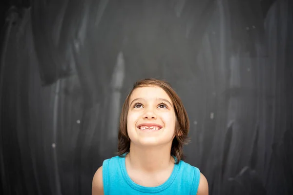 Klein schattig jongetje in de voorkant van klaslokaal boord — Stockfoto