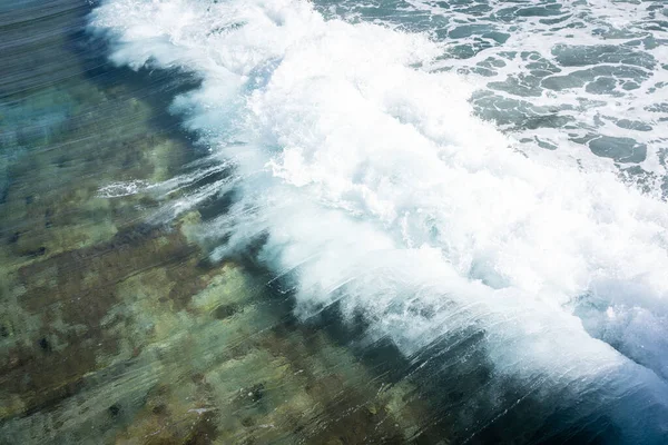 Морская вода делает красивые волны — стоковое фото