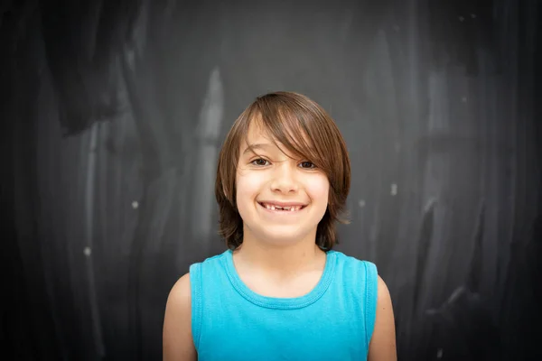 교실 칠판 앞에 있는 귀여운 소년 — 스톡 사진