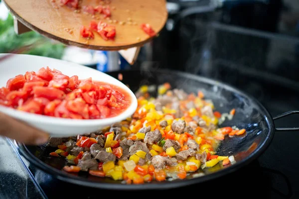 Leckeres Essen mit Fleisch und Gemüse zubereiten — Stockfoto