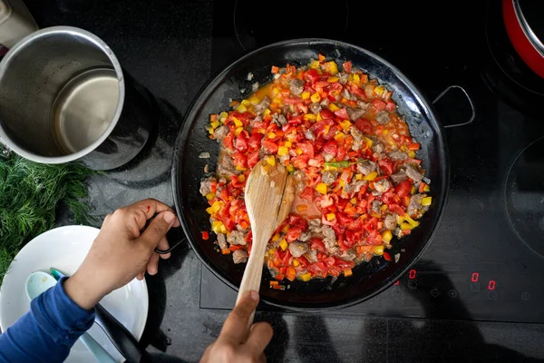 Preparación de deliciosa comida con carne y verduras —  Fotos de Stock