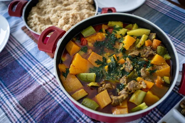 Preparação de deliciosos alimentos de carne e legumes — Fotografia de Stock