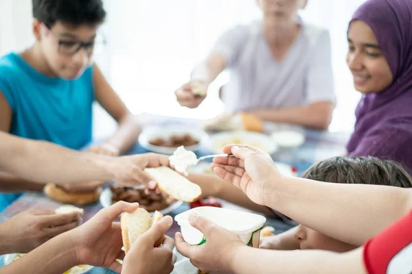 Gelukkig familie genieten van eten in eetkamer samen Stockafbeelding