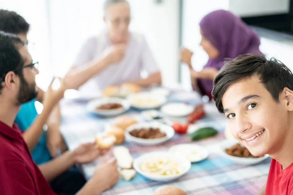 Família feliz gostando de comer comida na sala de jantar juntos — Fotografia de Stock