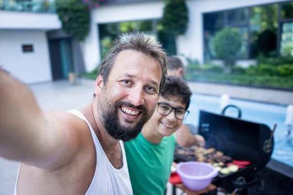 Réunion de famille pour profiter de la fête barbecue — Photo
