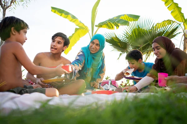 Happy familie genieten van picknick op het strand — Stockfoto