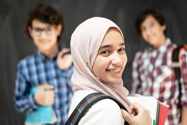 Group of multy ethnic kids in classroom — Stock Photo, Image