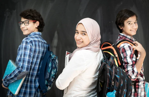 Skupina mnohonárodnostních dětí ve třídě — Stock fotografie