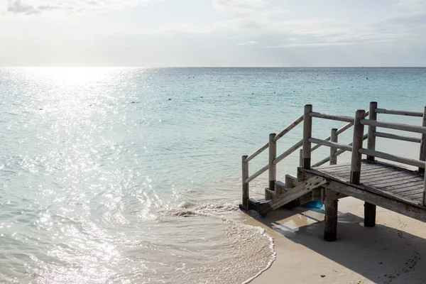 Prachtige tropische treden in turquoise zee strand water — Stockfoto