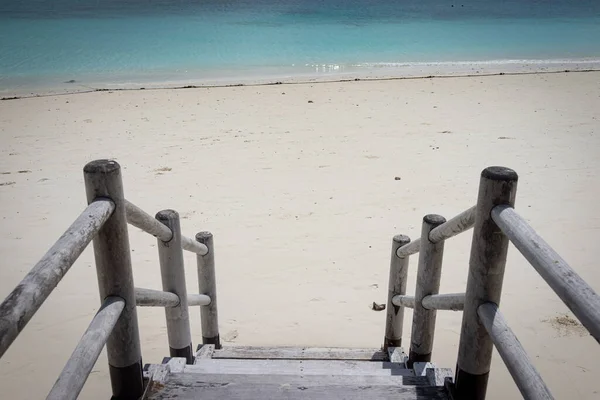 Belos passos tropicais na água da praia do mar azul-turquesa — Fotografia de Stock