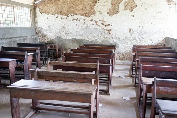 没有孩子的贫穷的学校教室 — 图库照片