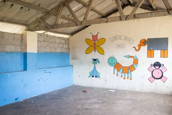 Aula escolar pobre decorada en África —  Fotos de Stock