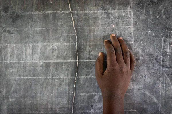 Aula de shool pobre autêntica com bons meninos estudando — Fotografia de Stock