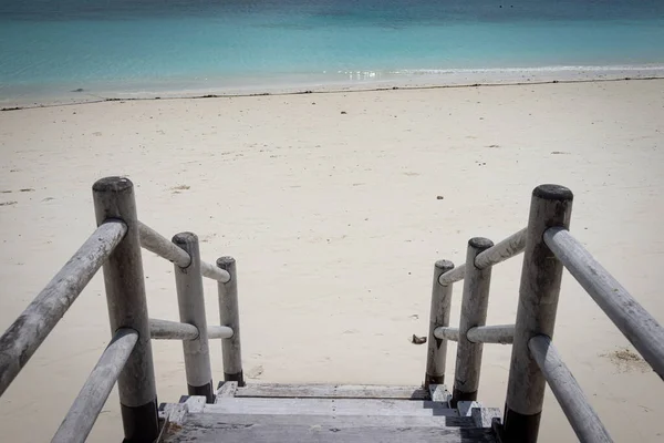 Belos passos tropicais na água da praia do mar azul-turquesa Imagens De Bancos De Imagens Sem Royalties