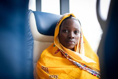 Güzel siyah kadın yalnız seyahat ediyor.