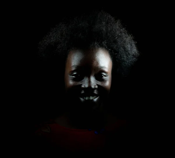 Σκούρο πορτρέτο της νεαρής μαύρης γυναίκας — Φωτογραφία Αρχείου