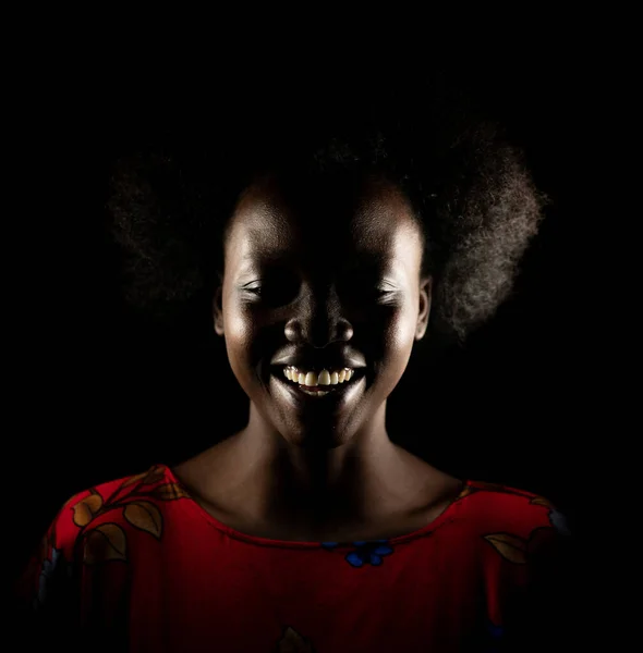 Ciemny portret młodej czarnej kobiety — Zdjęcie stockowe