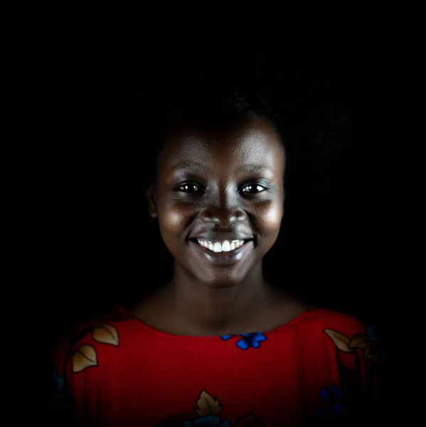 Ciemny portret młodej czarnej kobiety — Zdjęcie stockowe